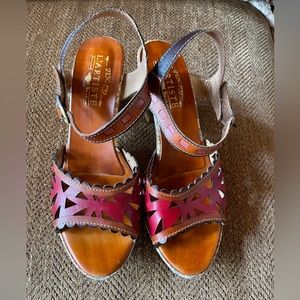 L’ARTISTE ‘VISIONARY STRAP’ Spring Step Sandal